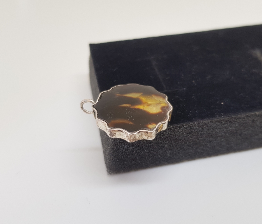 BAĞA VE SEDEF İŞÇİLİKLİ ÖZEL YAPIM OSMANLI DÖNEMİ TESLİM TAŞI FORMLU KOLYE UCU