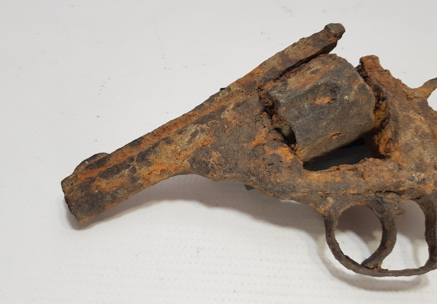 1. DÜNYA SAVAŞI DÖNEMİ ÇANAKKEL CEPHESİ FOSİLLEŞMİŞ SUBAY TABANCASI