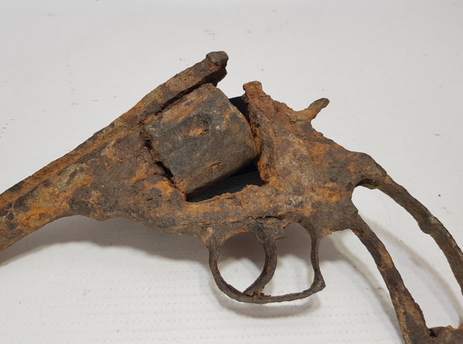 1. DÜNYA SAVAŞI DÖNEMİ ÇANAKKEL CEPHESİ FOSİLLEŞMİŞ SUBAY TABANCASI