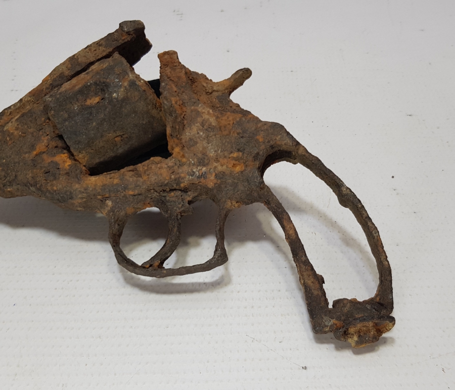 1. DÜNYA SAVAŞI DÖNEMİ ÇANAKKEL CEPHESİ FOSİLLEŞMİŞ SUBAY TABANCASI