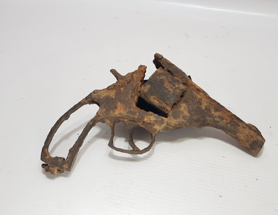 1. DÜNYA SAVAŞI DÖNEMİ ÇANAKKEL CEPHESİ FOSİLLEŞMİŞ SUBAY TABANCASI