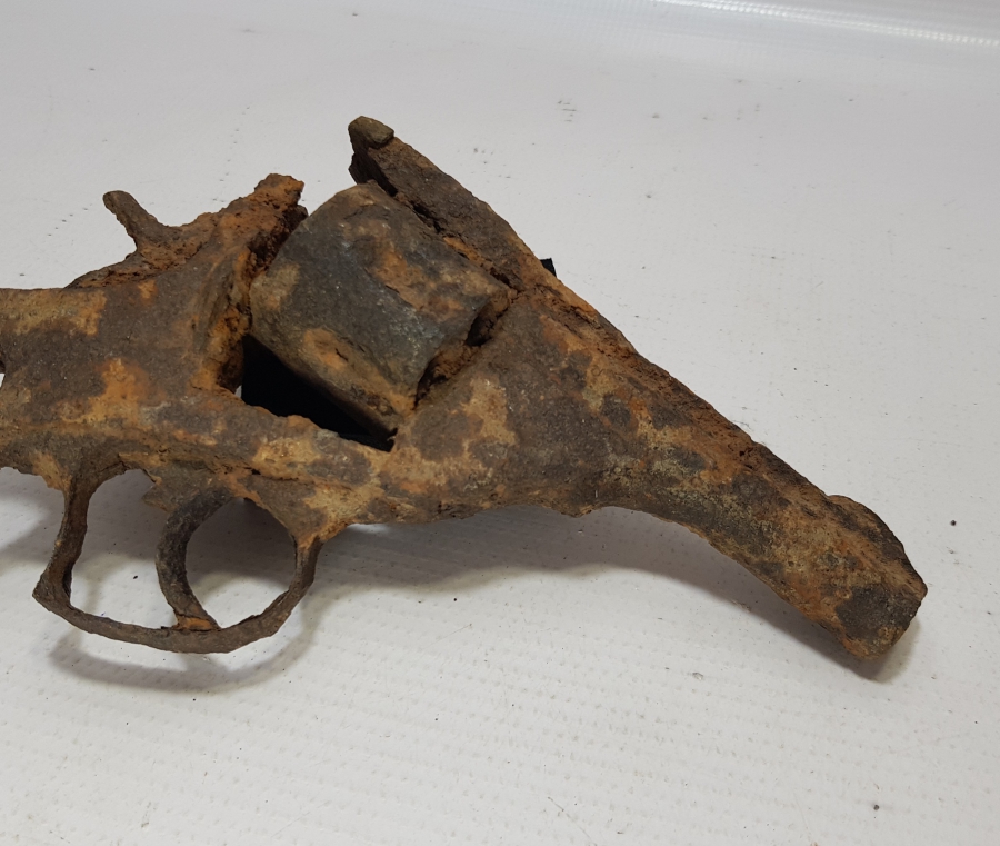 1. DÜNYA SAVAŞI DÖNEMİ ÇANAKKEL CEPHESİ FOSİLLEŞMİŞ SUBAY TABANCASI