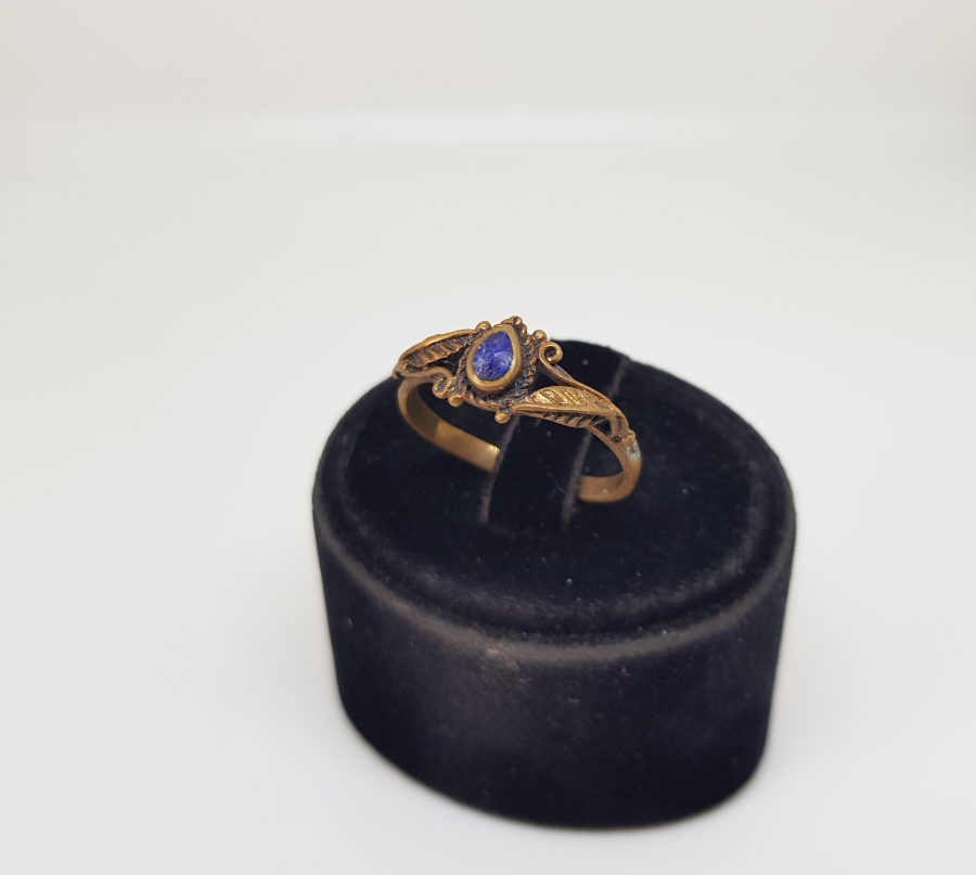 LAPİS TAŞLI VE KABARTMA İŞÇİLİKLİ ANTİKA YÜZÜK