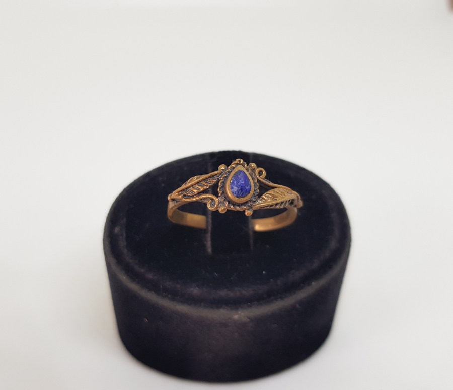 LAPİS TAŞLI VE KABARTMA İŞÇİLİKLİ ANTİKA YÜZÜK