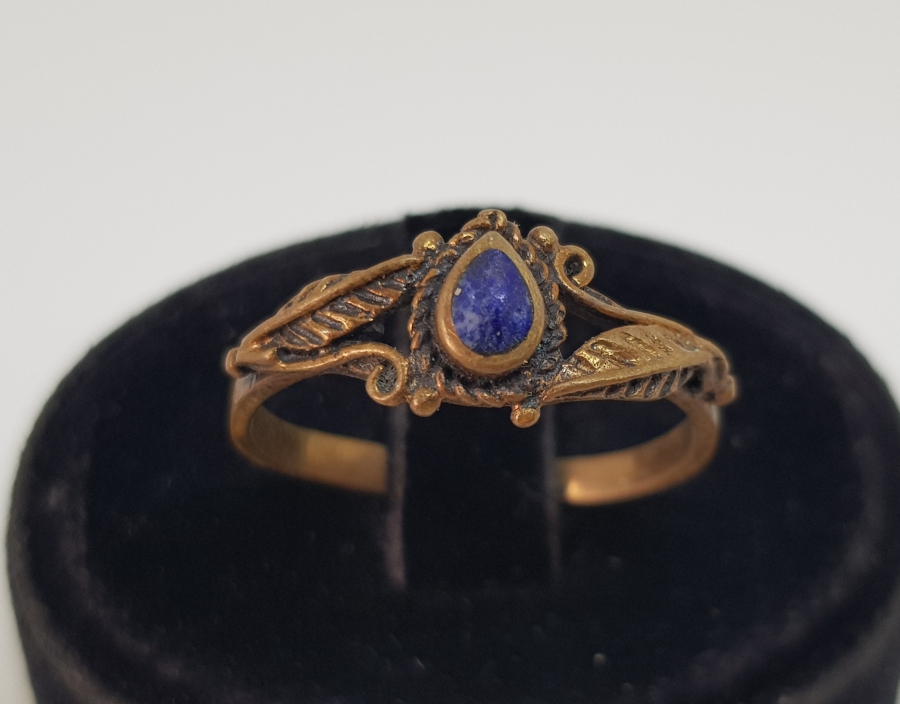 LAPİS TAŞLI VE KABARTMA İŞÇİLİKLİ ANTİKA YÜZÜK