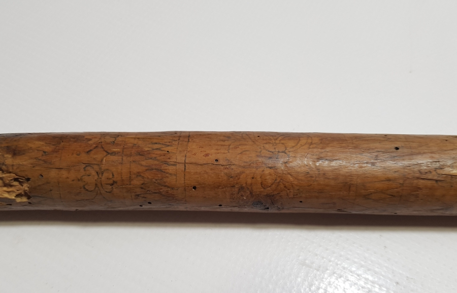 OSMANLI DÖNEMİ ÜZERİ OSMANLICA YAZILI , İŞLEMELİ VE KÖK BOYALI CİRİT SOPASI