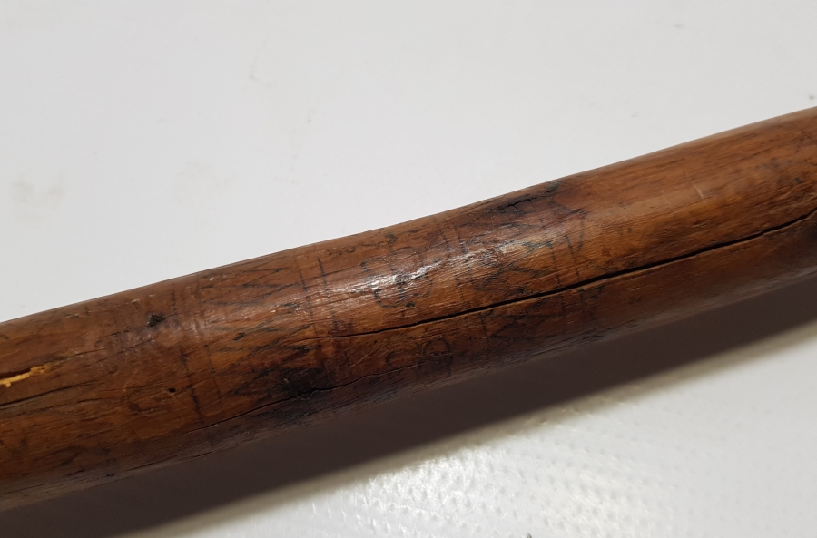 OSMANLI DÖNEMİ ÜZERİ OSMANLICA YAZILI , İŞLEMELİ VE KÖK BOYALI CİRİT SOPASI