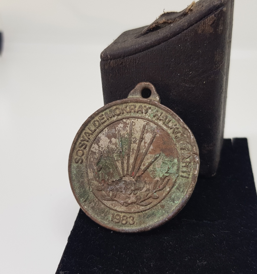 1983 YILI SOSYAL DEMOKRAT HALKÇI PARTİ KURULUŞ HATIRASI ANAHTARLIK