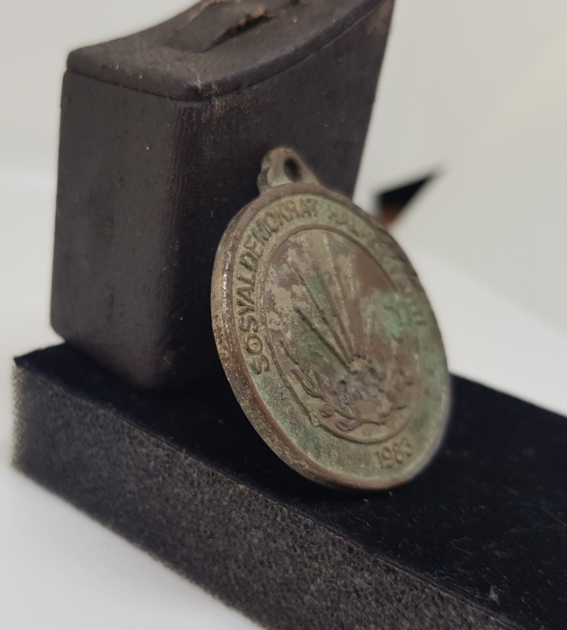 1983 YILI SOSYAL DEMOKRAT HALKÇI PARTİ KURULUŞ HATIRASI ANAHTARLIK