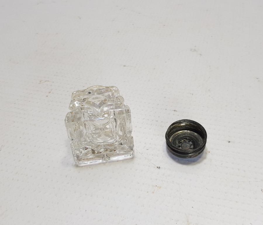 GÜMÜŞ ÜZERİ MİNE İŞÇİLİKLİ ANTİKA KAPAKLI SEYAHAT HOKKASI