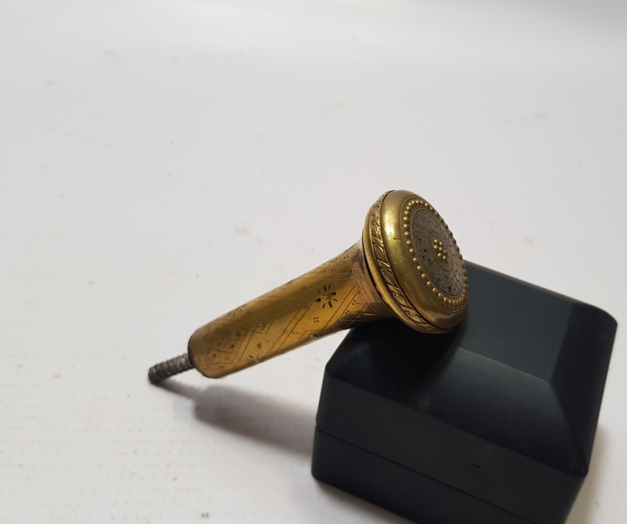 ÜZERİ KALEM İŞÇİLİKLİ VE ALTIN VARAKLI ANTİKA BASTON SAPI