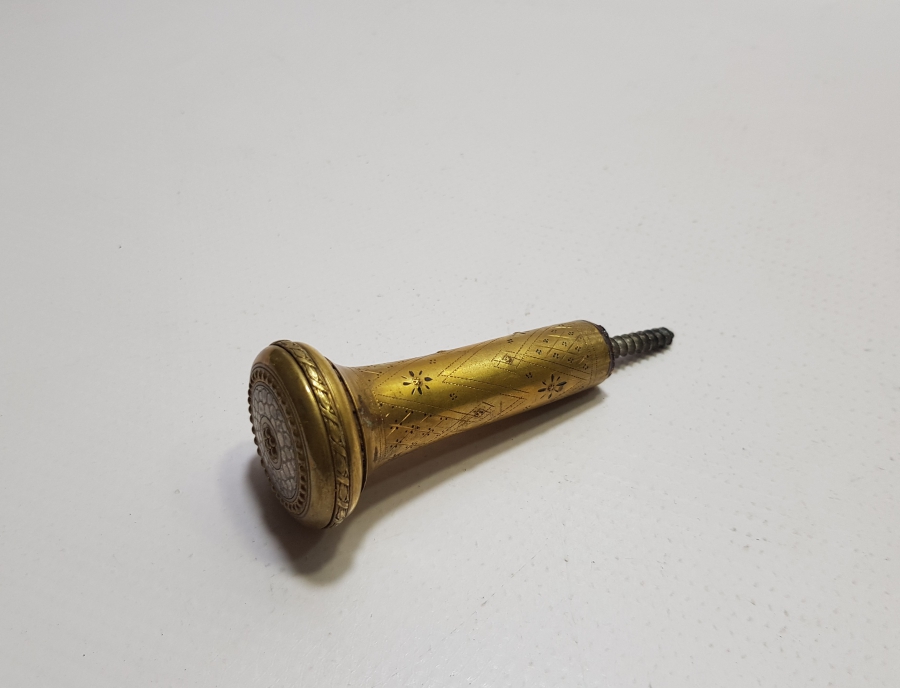 ÜZERİ KALEM İŞÇİLİKLİ VE ALTIN VARAKLI ANTİKA BASTON SAPI