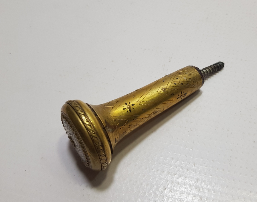 ÜZERİ KALEM İŞÇİLİKLİ VE ALTIN VARAKLI ANTİKA BASTON SAPI