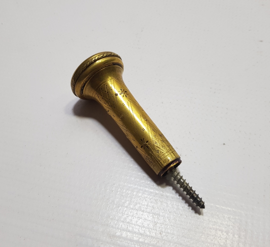 ÜZERİ KALEM İŞÇİLİKLİ VE ALTIN VARAKLI ANTİKA BASTON SAPI