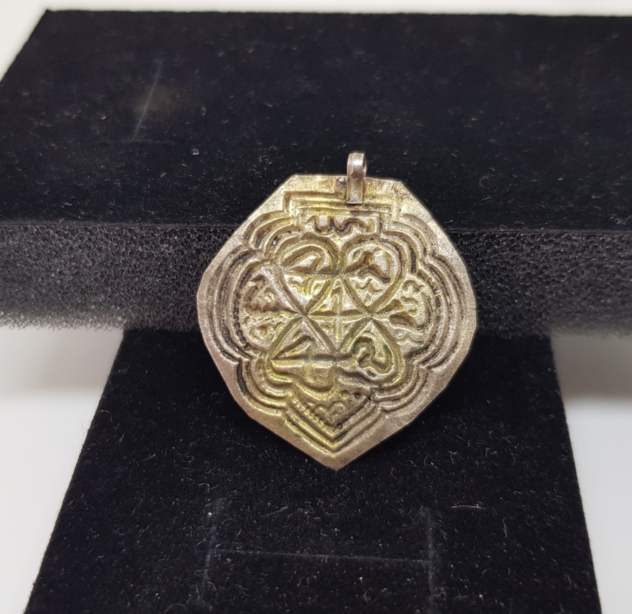 ÜZERİNDE ASHAB-I KEHF İN İSİMLERİNİN YAZILI OLDUĞU OSMANLI DÖNEMİ GÜMÜŞ KOLYE UCU