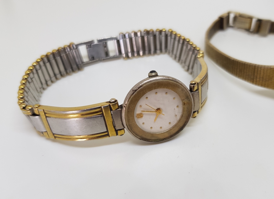 İKİ ADET ALTIN KAPLAMA KOL SAATİ