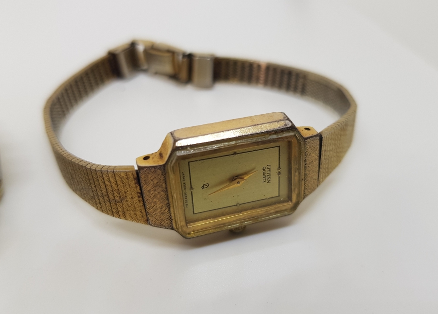 İKİ ADET ALTIN KAPLAMA KOL SAATİ