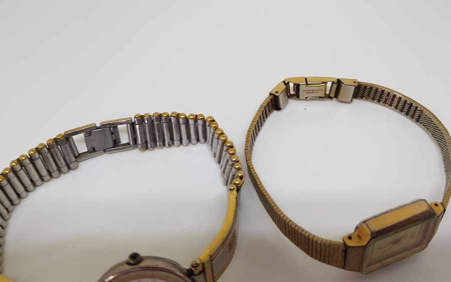 İKİ ADET ALTIN KAPLAMA KOL SAATİ