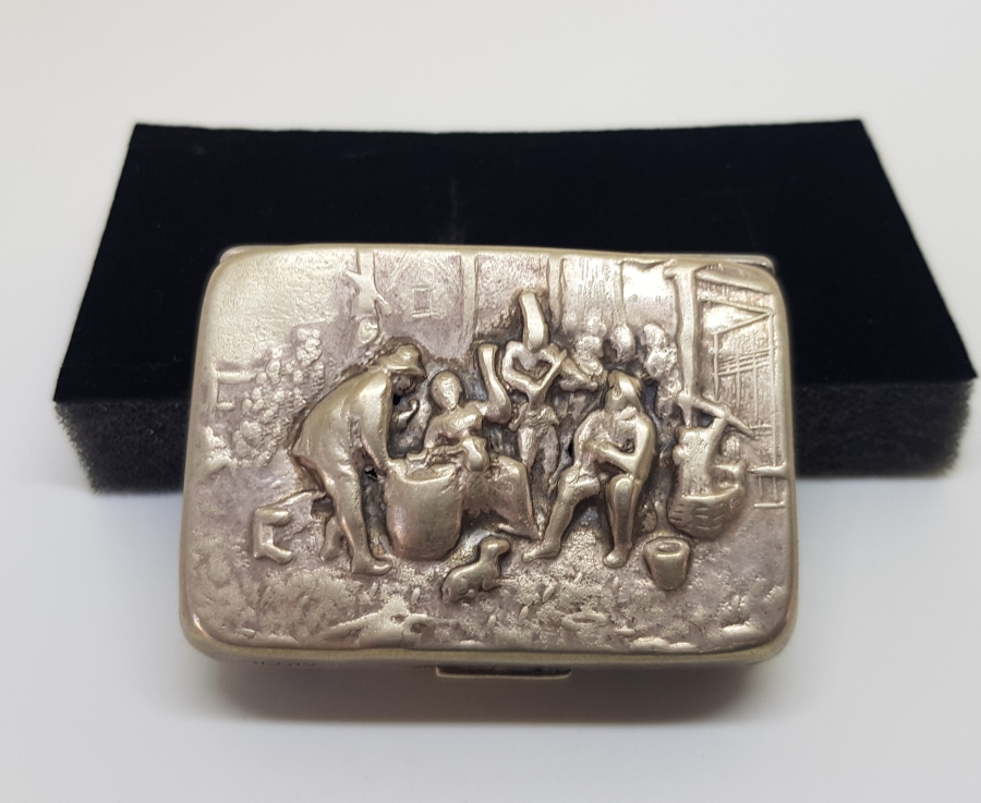 ÜZERİ KABARTMA İŞÇİLİKLİ ANTİKA ENFİYE KUTUSU