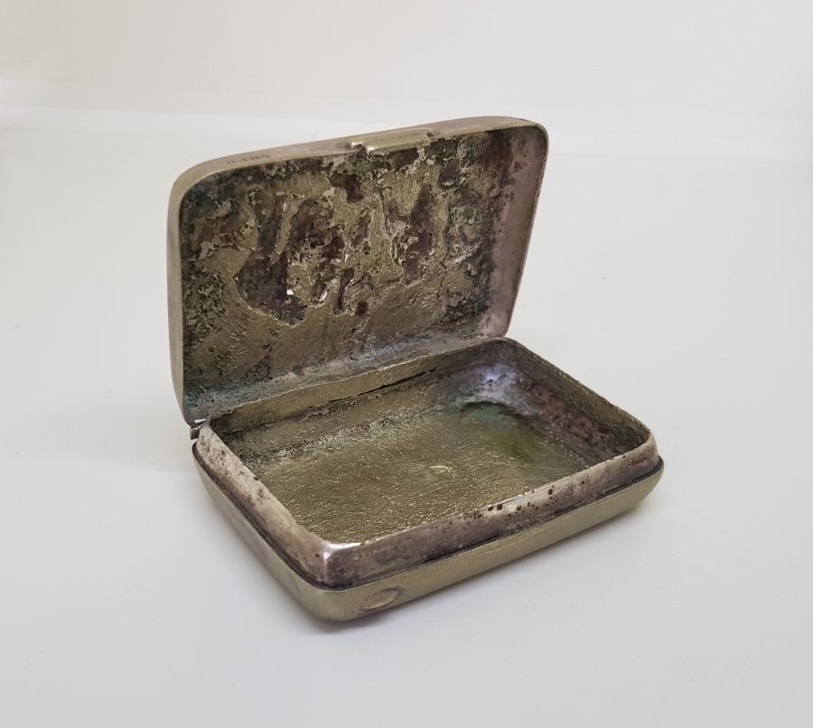 ÜZERİ KABARTMA İŞÇİLİKLİ ANTİKA ENFİYE KUTUSU