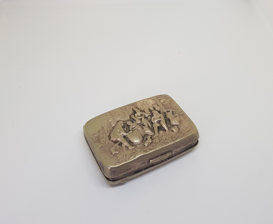 ÜZERİ KABARTMA İŞÇİLİKLİ ANTİKA ENFİYE KUTUSU