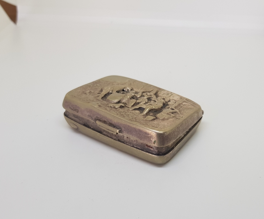 ÜZERİ KABARTMA İŞÇİLİKLİ ANTİKA ENFİYE KUTUSU