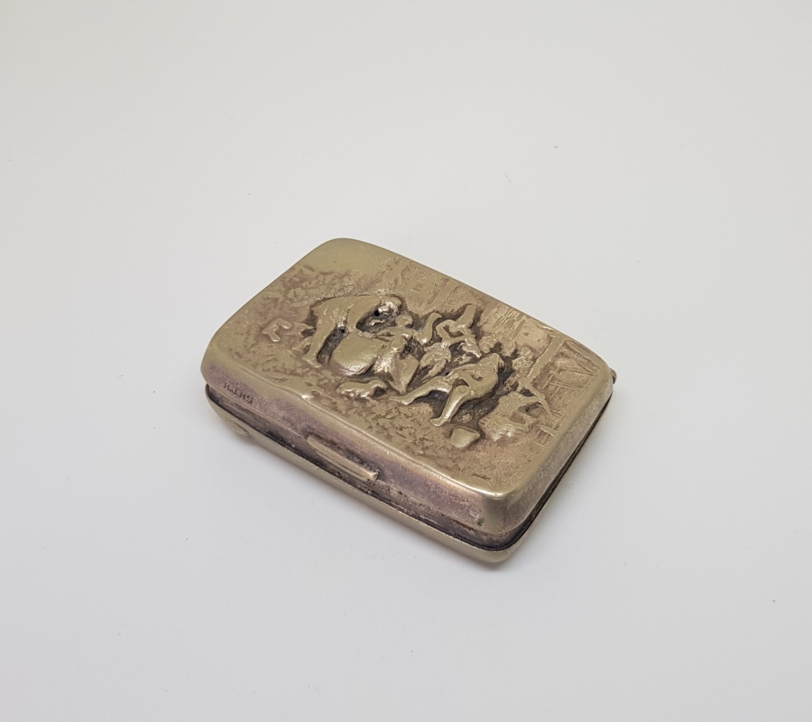 ÜZERİ KABARTMA İŞÇİLİKLİ ANTİKA ENFİYE KUTUSU