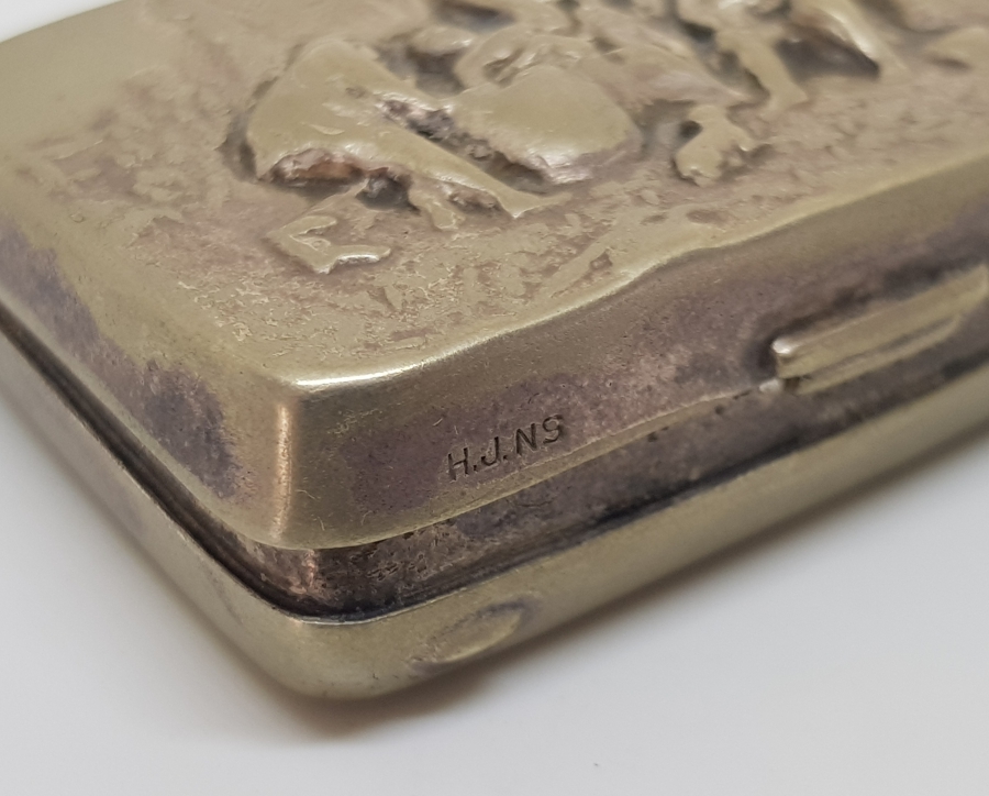 ÜZERİ KABARTMA İŞÇİLİKLİ ANTİKA ENFİYE KUTUSU