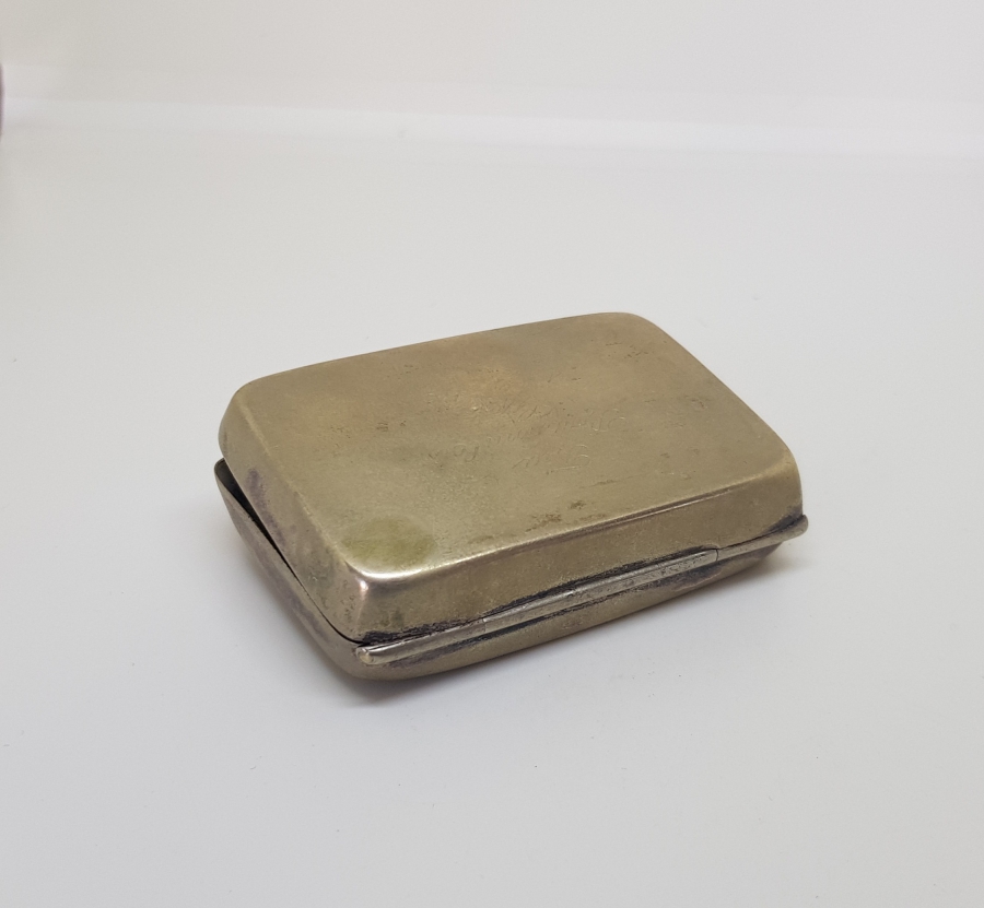 ÜZERİ KABARTMA İŞÇİLİKLİ ANTİKA ENFİYE KUTUSU