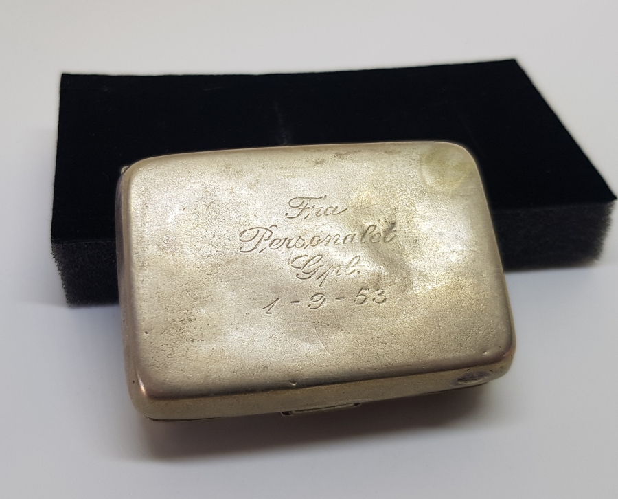 ÜZERİ KABARTMA İŞÇİLİKLİ ANTİKA ENFİYE KUTUSU