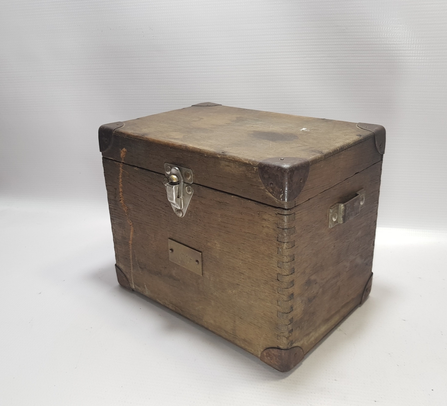 OSMANLI DÖNEMİ ÜZERİ OSMANLICA YAZILI PLAKALI KAPAKLI KUTU