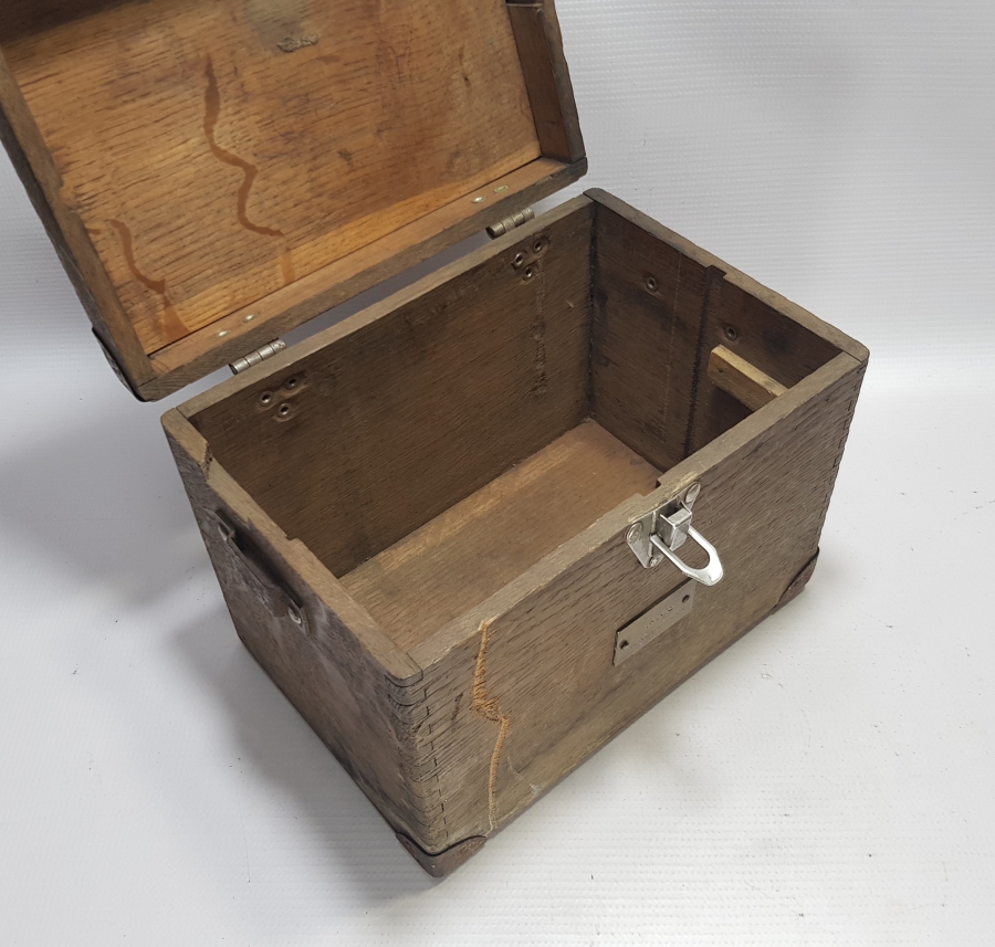 OSMANLI DÖNEMİ ÜZERİ OSMANLICA YAZILI PLAKALI KAPAKLI KUTU