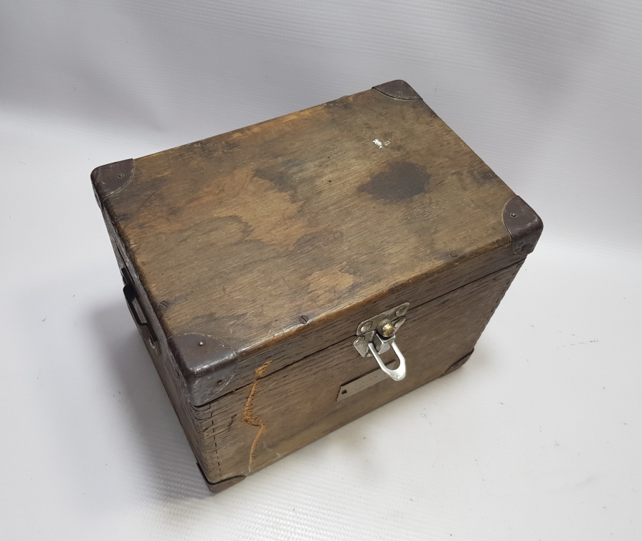 OSMANLI DÖNEMİ ÜZERİ OSMANLICA YAZILI PLAKALI KAPAKLI KUTU