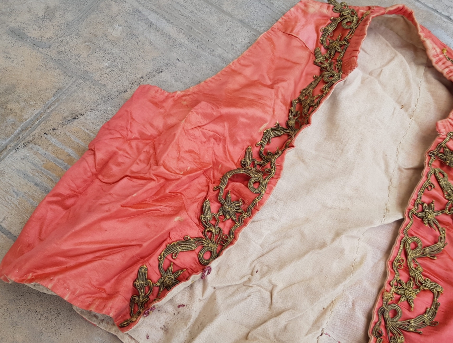 SIRMA İŞÇİLİKLİ İPEK YELEK