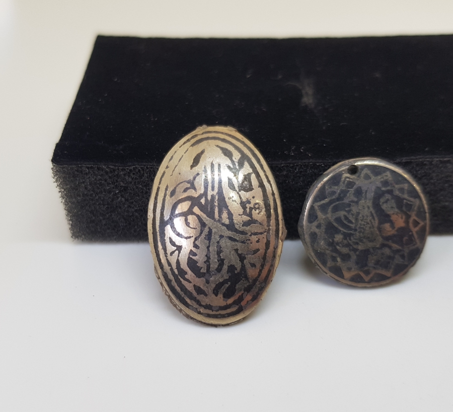 ÜZERİ TUĞRALI İKİ ADET ANTİKA SAVATLI KEMER PARÇASI