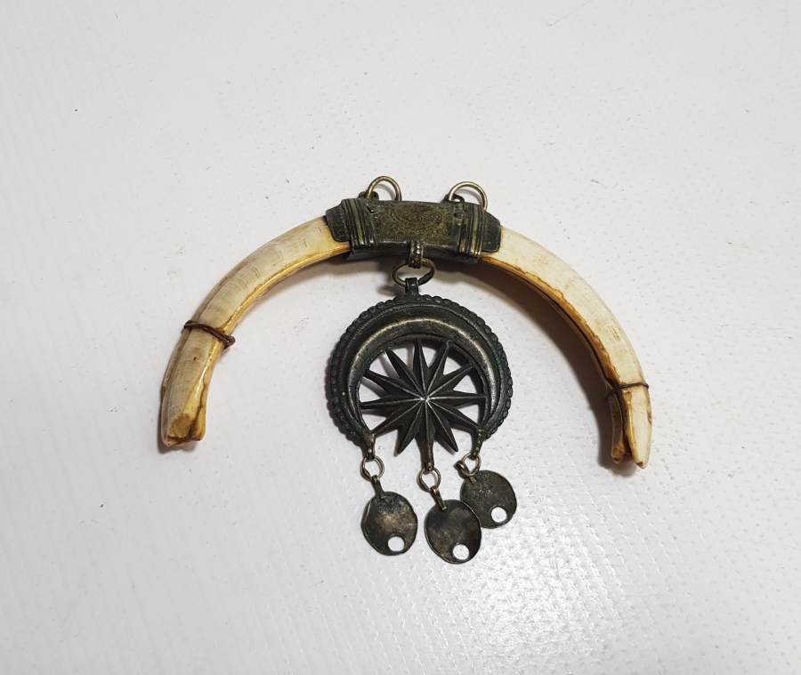 1800 BAŞLARI OSMANLI DÖNEMİ NADİR AY YILDIZLI VE DOMUZ DİŞLİ ŞAMANİK AT TILSIMI