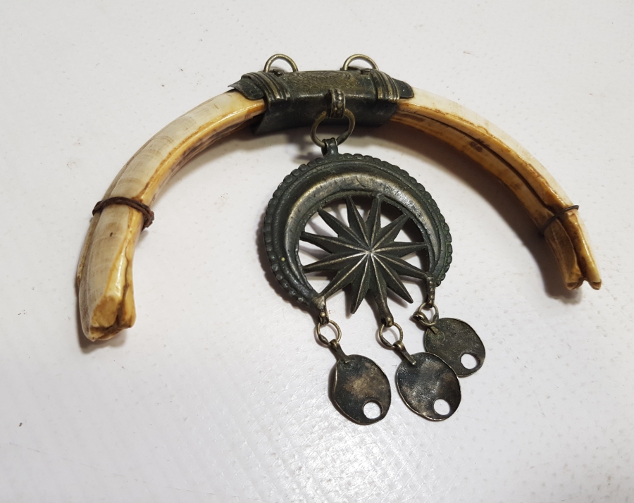 1800 BAŞLARI OSMANLI DÖNEMİ NADİR AY YILDIZLI VE DOMUZ DİŞLİ ŞAMANİK AT TILSIMI