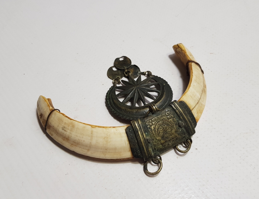 1800 BAŞLARI OSMANLI DÖNEMİ NADİR AY YILDIZLI VE DOMUZ DİŞLİ ŞAMANİK AT TILSIMI