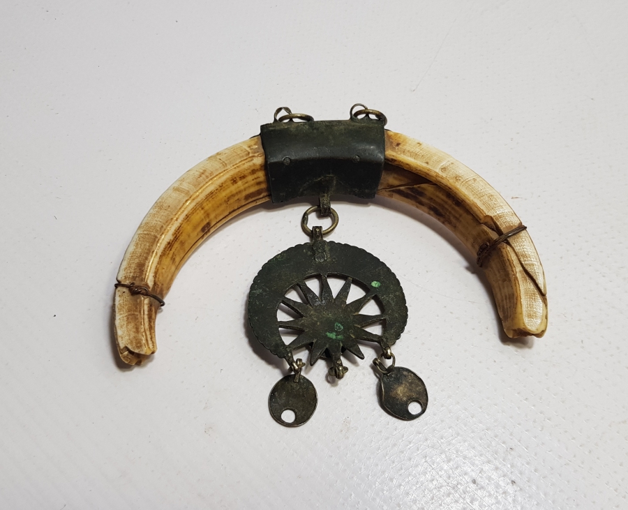 1800 BAŞLARI OSMANLI DÖNEMİ NADİR AY YILDIZLI VE DOMUZ DİŞLİ ŞAMANİK AT TILSIMI