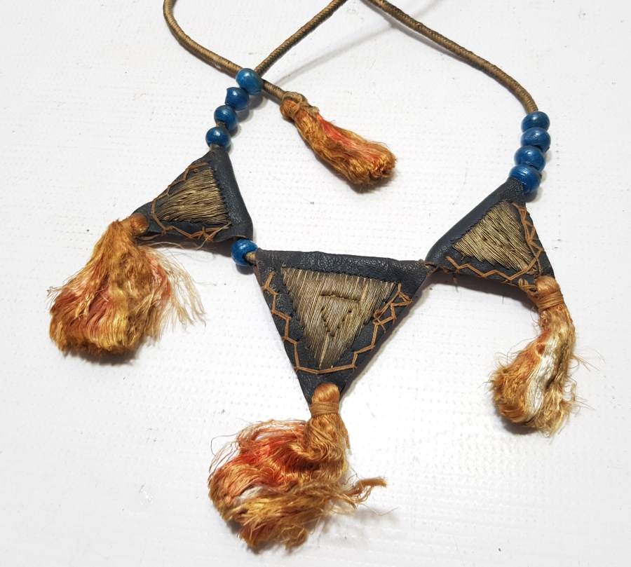 ÜZERİ GÜMÜŞ SIRMA İŞÇİLİKLİ VE NAZAR BONCUKLU ÇERKES İŞİ İPEK AT MUSKASI