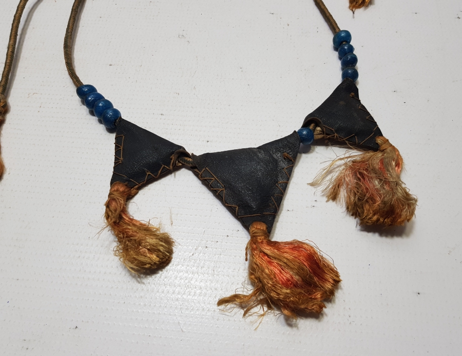 ÜZERİ GÜMÜŞ SIRMA İŞÇİLİKLİ VE NAZAR BONCUKLU ÇERKES İŞİ İPEK AT MUSKASI