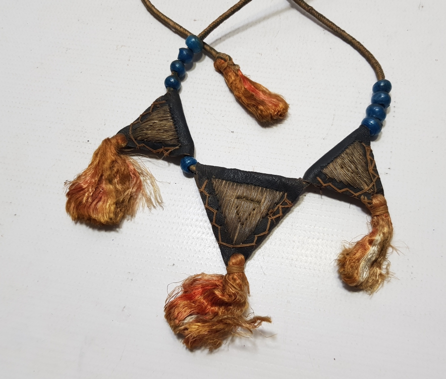 ÜZERİ GÜMÜŞ SIRMA İŞÇİLİKLİ VE NAZAR BONCUKLU ÇERKES İŞİ İPEK AT MUSKASI