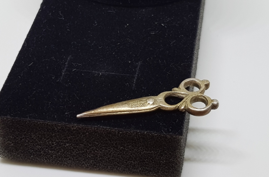 ÜZERİ KALEM İŞÇİLİKLİ OSMANLI DÖNEMİ MAKAS FORMLU GÜMÜŞ KOLYE UCU