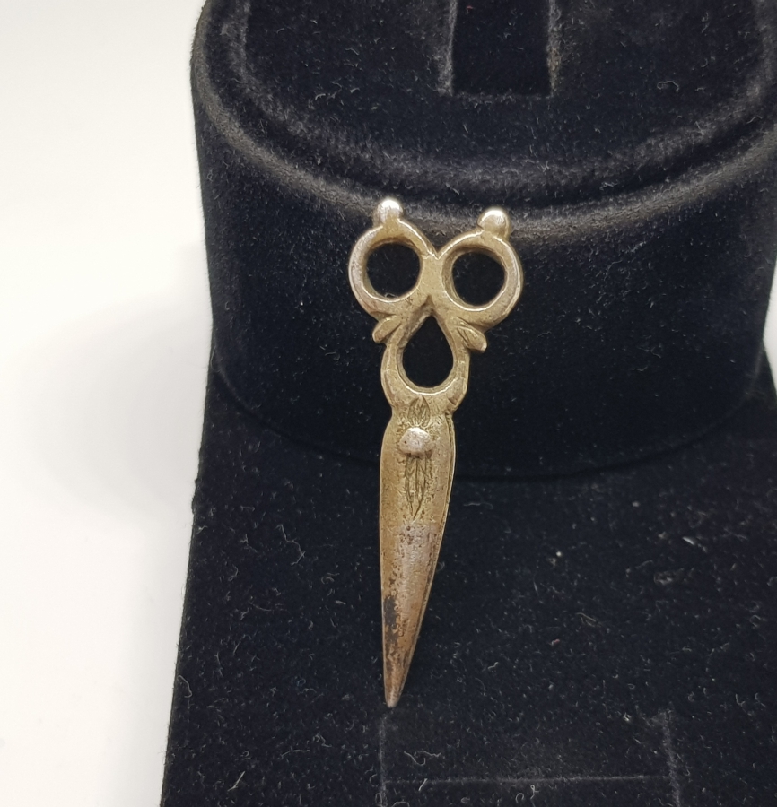 ÜZERİ KALEM İŞÇİLİKLİ OSMANLI DÖNEMİ MAKAS FORMLU GÜMÜŞ KOLYE UCU