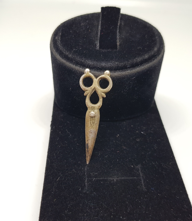 ÜZERİ KALEM İŞÇİLİKLİ OSMANLI DÖNEMİ MAKAS FORMLU GÜMÜŞ KOLYE UCU