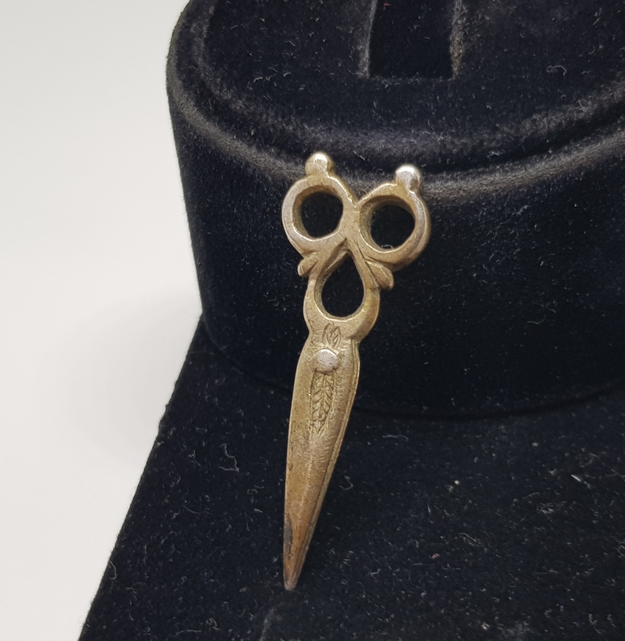 ÜZERİ KALEM İŞÇİLİKLİ OSMANLI DÖNEMİ MAKAS FORMLU GÜMÜŞ KOLYE UCU