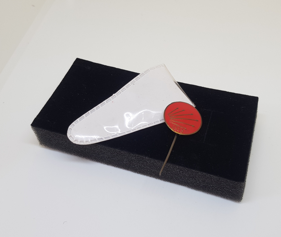 ORİJİNAL KABINDA ANTİKA CHP ROZETİ