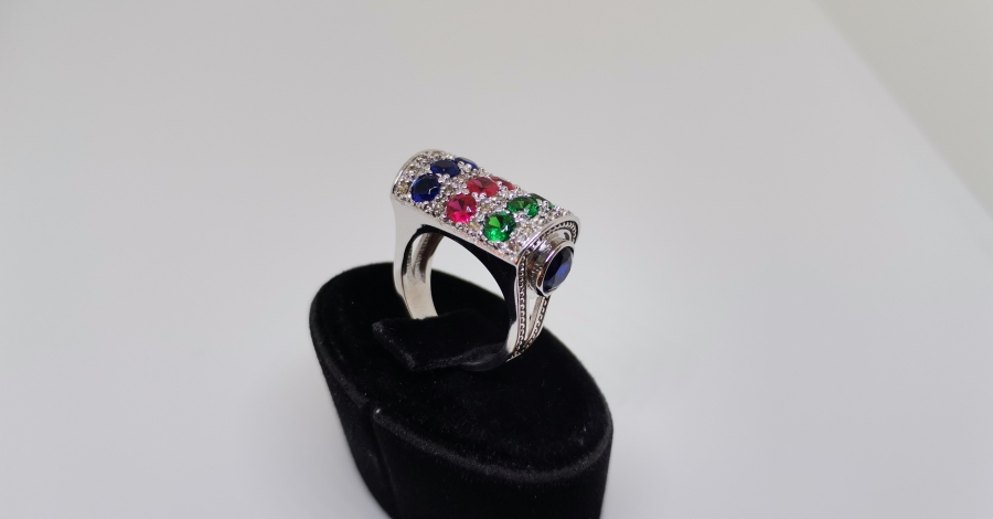 PIRLANTA VE ÇEŞİTLİ RENKLİ TAŞLARLA SÜSÜLÜ BÜYÜK BOY YÜZÜK