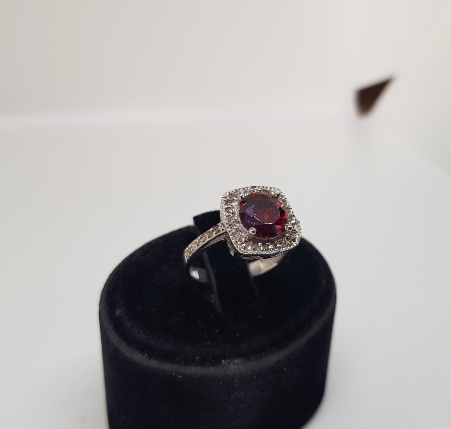 GARNET VE PIRLANTA TAŞLI KARE MODEL YÜZÜK