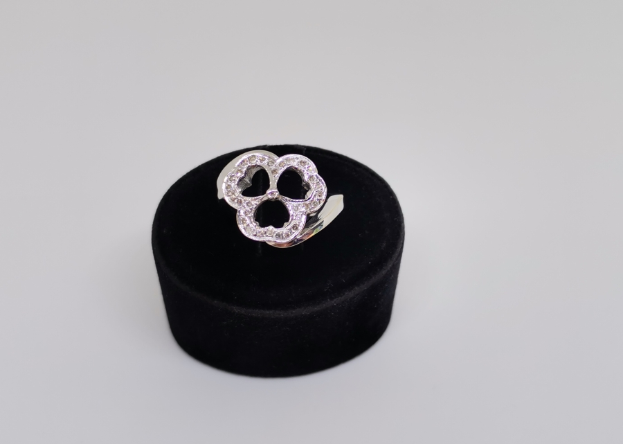 3 YAPRAKLI YONCA FORMUNDA YAPILMIŞ PIRLANTA YÜZÜK